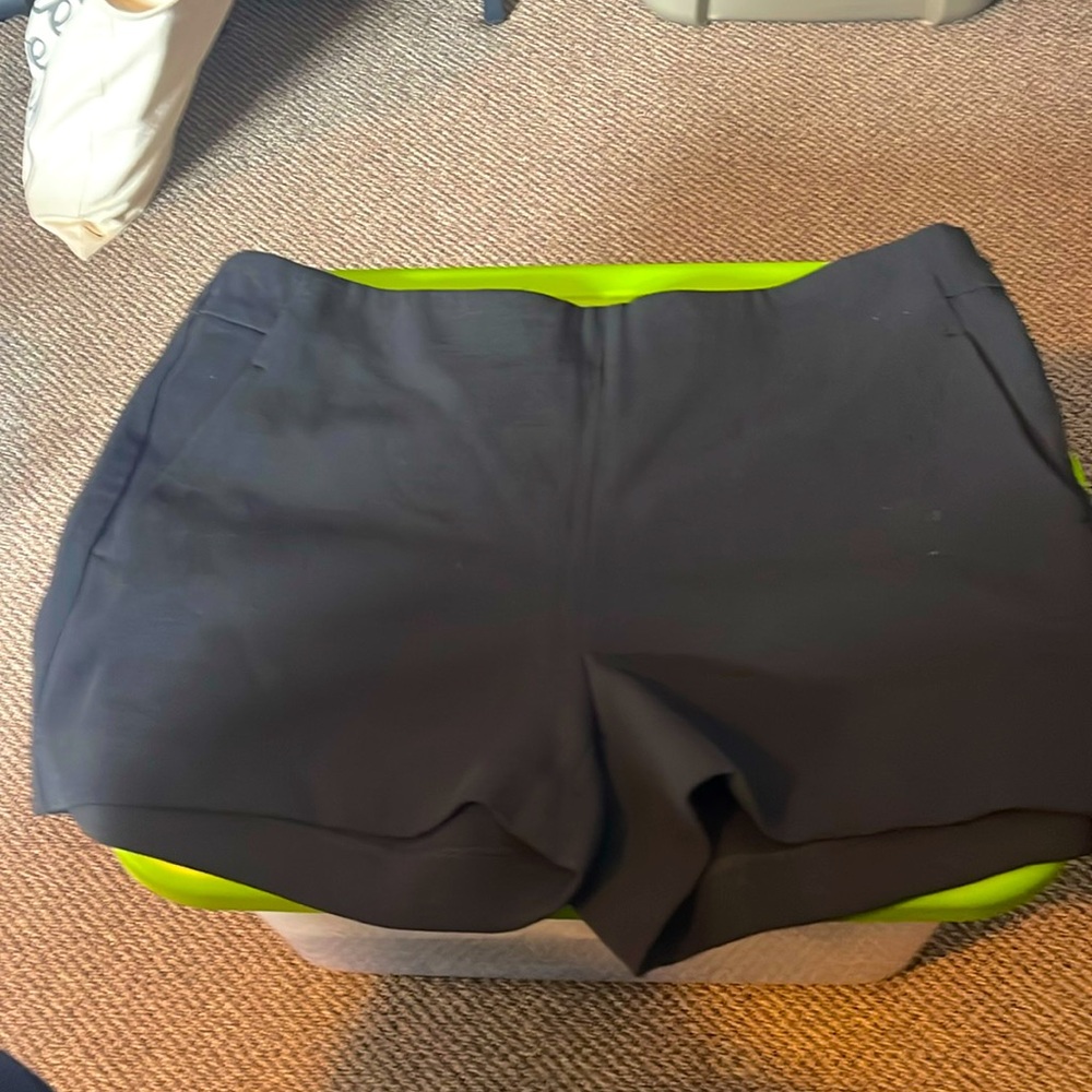 Banana Republic size 14 women’s shorts with back pockets and side zipper.